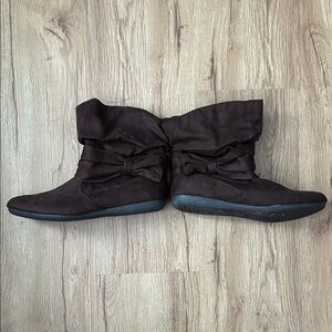 NWOT Women’s SO Size 8.5 Brown Faux Suede  Bow Accent Ankle Boots